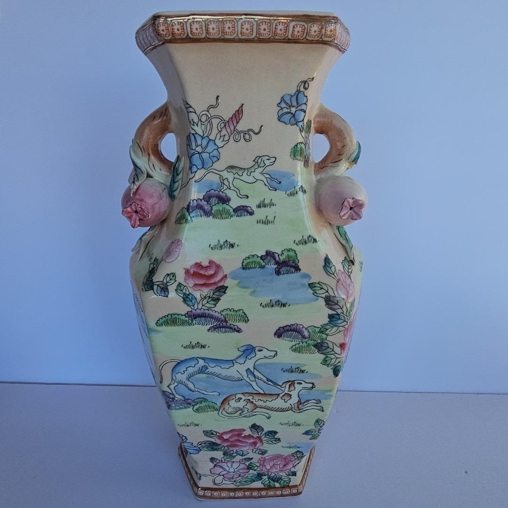 Vtg Chinoiserie Famille Verte Pink Polychrome Vase Hunting Dogs Pomegranate 1958 - Picture 12 of 16